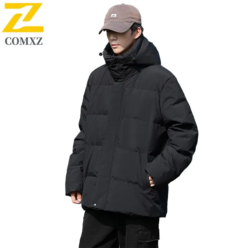 เสื้อแจ็คเก็ตขนเป็ด COMXZ สไตล์สตรีทแวร์ น้ำหนักเบา หนา อุ่น มีฮู้ด เหมาะสำหรับเล่นสกี เสื้อพัฟเฟอร์กันหิมะ กันลม เสื้อแจ็คเก็ตฤดูหนาวสำหรับผู้ชาย