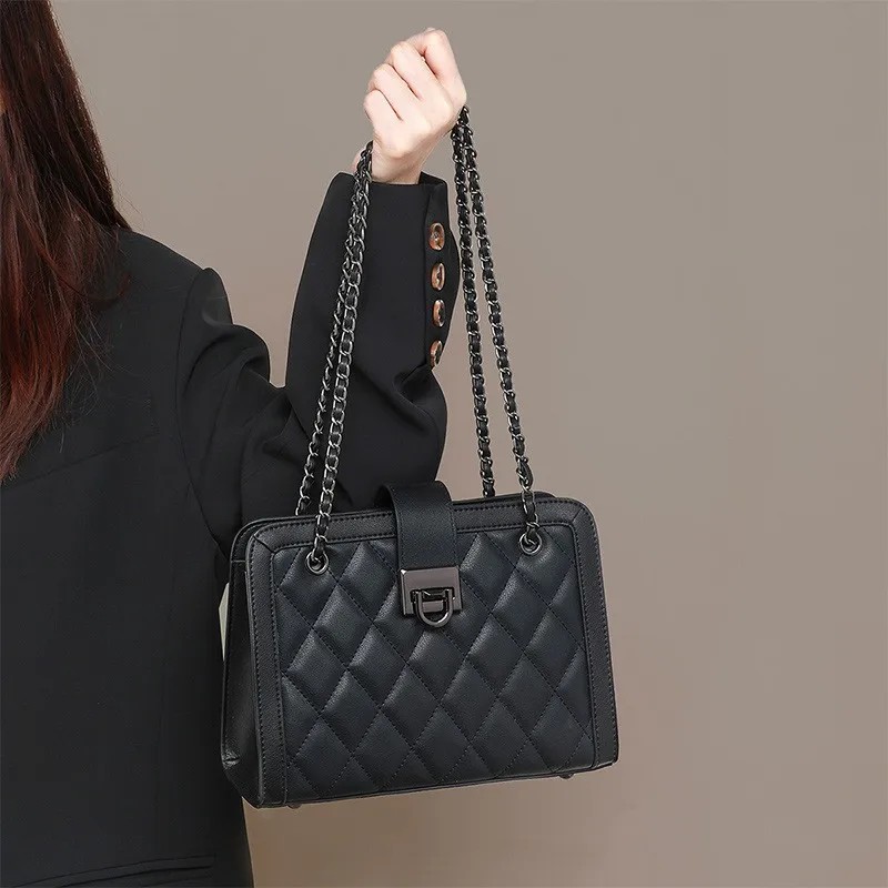 

2025 new trendy and fashionable versatile hand-held one-shoulder crossbody bag large capacity diamond chain bag
