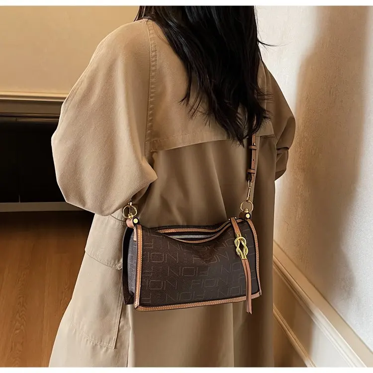 

2026 New Women's Letter Printing Underarm Shoulder Bag High-End Niche Design Fashion Commuter Portable Small Square Bag