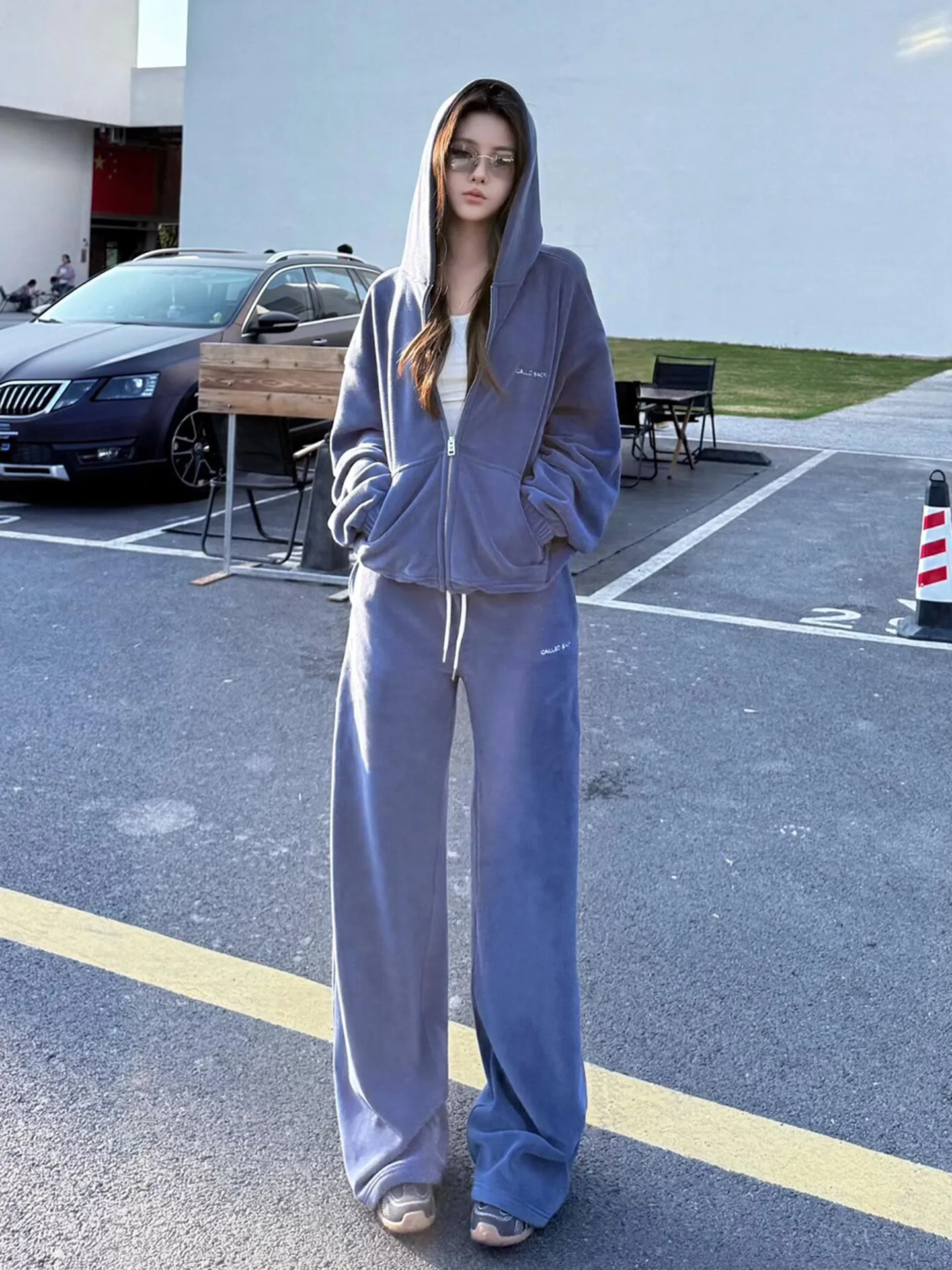 

Повседневный спортивный костюм для женщин: модный комплект из двух предметов для весны – стильная верхняя одежда и брюки с широкими штанинами