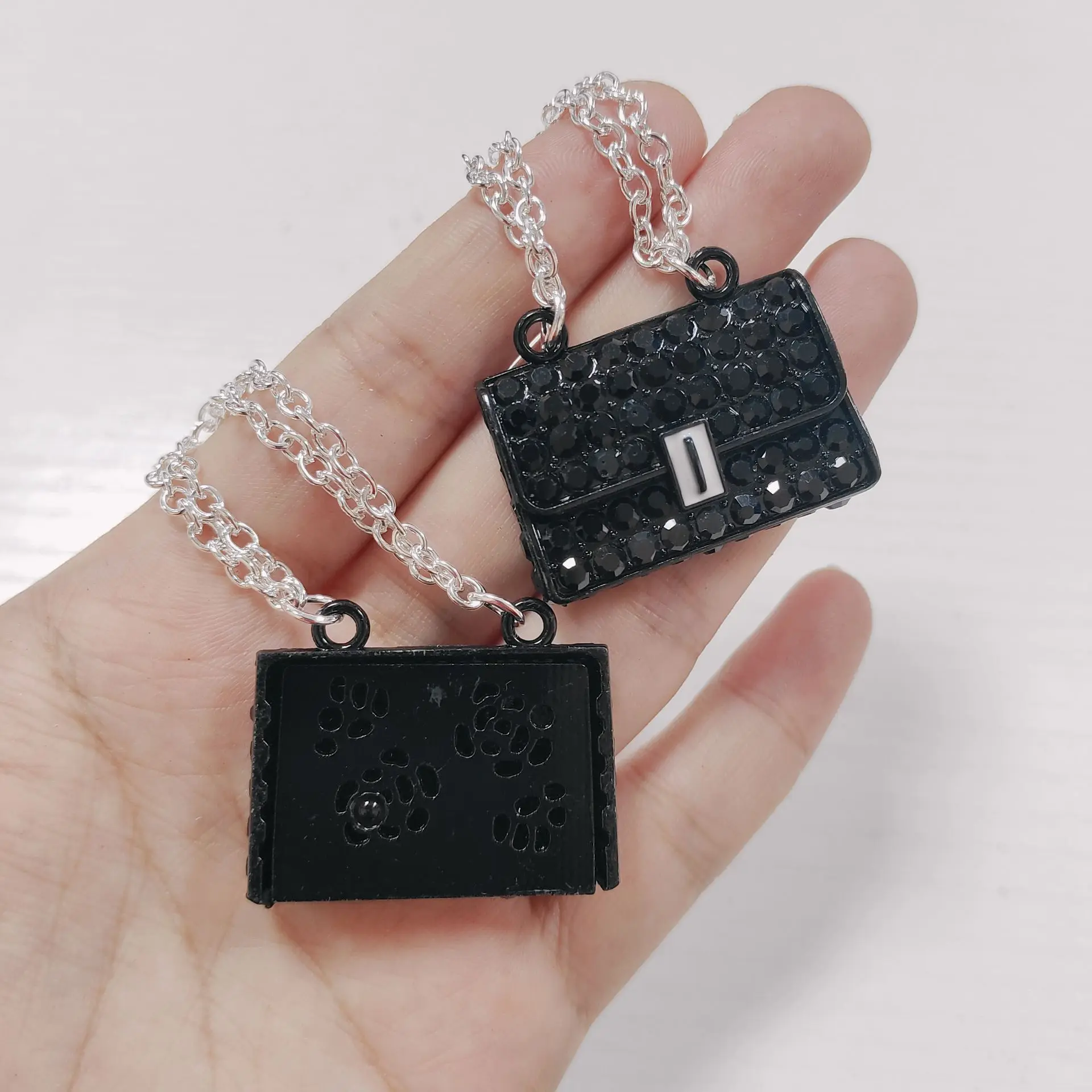 Botella de Perfume negra oscura de lujo, signo de dólar de mariposa, cadena roja rosa, dijes para bolso, suministros Diy, decoraciones para funda de teléfono basura, 2 uds.