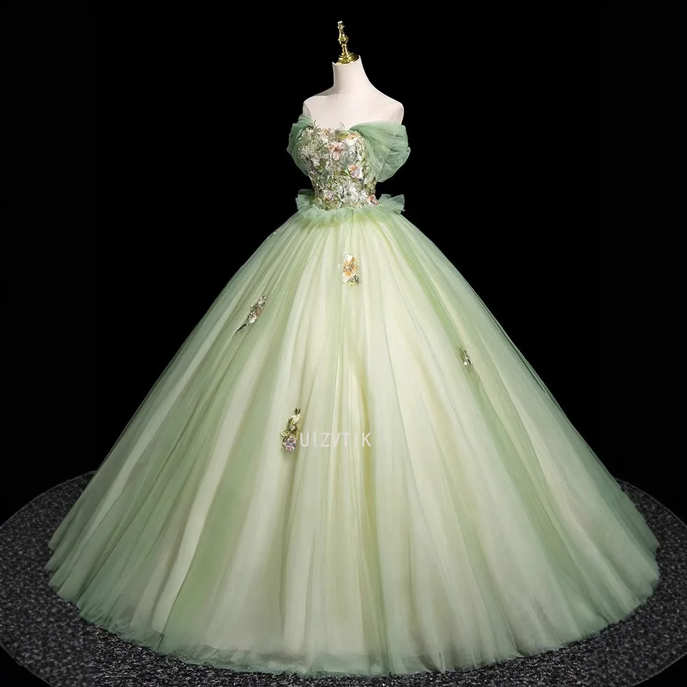 فساتين Quinceanera مزينة بالدانتيل الأخضر والترتر من التل 2025 مكشوفة الكتف وكشكشة للحفلات الراقصة والحفلات المسائية 15 عامًا