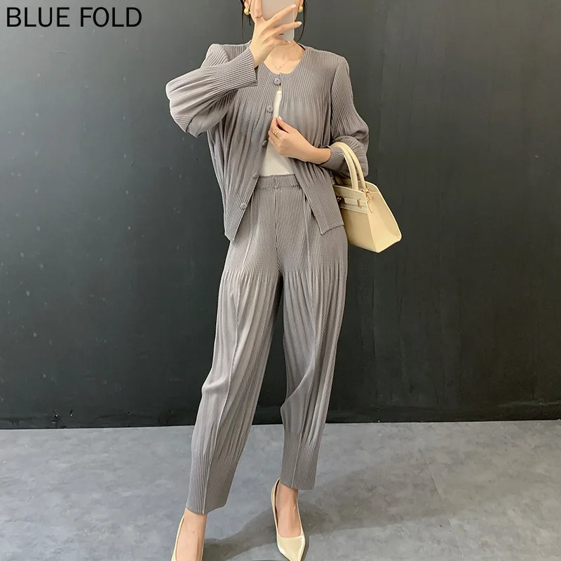 MIYAKE, ΠΎΡΠ΅Π½Π½Π΅-Π·ΠΈΠΌΠ½ΡΡ Π½ΠΎΠ²Π°Ρ ΠΊΠΎΠ»Π»Π΅ΠΊΡΠΈΡ, ΠΌΡΡΡΠΉ ΠΊΠΎΡΡΡΠΌ, ΡΠ²ΠΎΠ±ΠΎΠ΄Π½ΠΎΠ΅ ΠΏΠ°Π»ΡΡΠΎ Ρ ΠΊΡΡΠ³Π»ΡΠΌ Π²ΡΡΠ΅Π·ΠΎΠΌ, ΠΏΠΎΠ²ΡΠ΅Π΄Π½Π΅Π²Π½ΡΠ΅ ΡΠ½ΠΈΠ²Π΅ΡΡΠ°Π»ΡΠ½ΡΠ΅ Π±ΡΡΠΊΠΈ Π΄ΠΎ ΡΠΈΠΊΠΎΠ»ΠΎΡΠΊΠΈ, ΠΊΠΎΠΌΠΏΠ»Π΅ΠΊΡ ΠΈΠ· Π΄Π²ΡΡ
ΠΏΡΠ΅Π΄ΠΌΠ΅ΡΠΎΠ² Π΄Π»Ρ ΠΆΠ΅Π½ΡΠΈΠ½ MIYAKE, ΠΎΡΠ΅Π½Π½Π΅-Π·ΠΈΠΌΠ½ΡΡ Π½ΠΎΠ²Π°Ρ ΠΊΠΎΠ»Π»Π΅ΠΊΡΠΈΡ, ΠΌΡΡΡΠΉ ΠΊΠΎΡΡΡΠΌ, ΡΠ²ΠΎΠ±ΠΎΠ΄Π½ΠΎΠ΅ ΠΏΠ°Π»ΡΡΠΎ Ρ ΠΊΡΡΠ³Π»ΡΠΌ Π²ΡΡΠ΅Π·ΠΎΠΌ, ΠΏΠΎΠ²ΡΠ΅Π΄Π½Π΅Π²Π½ΡΠ΅ ΡΠ½ΠΈΠ²Π΅ΡΡΠ°Π»ΡΠ½ΡΠ΅ Π±ΡΡΠΊΠΈ Π΄ΠΎ ΡΠΈΠΊΠΎΠ»ΠΎΡΠΊΠΈ, ΠΊΠΎΠΌΠΏΠ»Π΅ΠΊΡ ΠΈΠ· Π΄Π²ΡΡ
ΠΏΡΠ΅Π΄ΠΌΠ΅ΡΠΎΠ² Π΄Π»Ρ ΠΆΠ΅Π½ΡΠΈΠ½