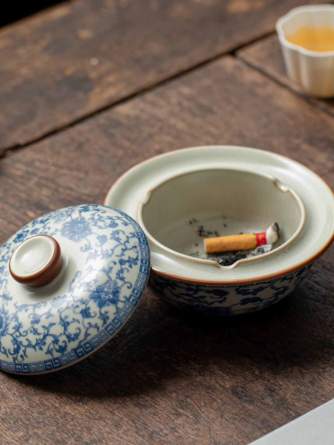 Ruyao Blue And White Lotus Leaf Ashtray with Lid for Living Room Office Anti-Dust High-End New 2026 Creative Ceramic Ashtray