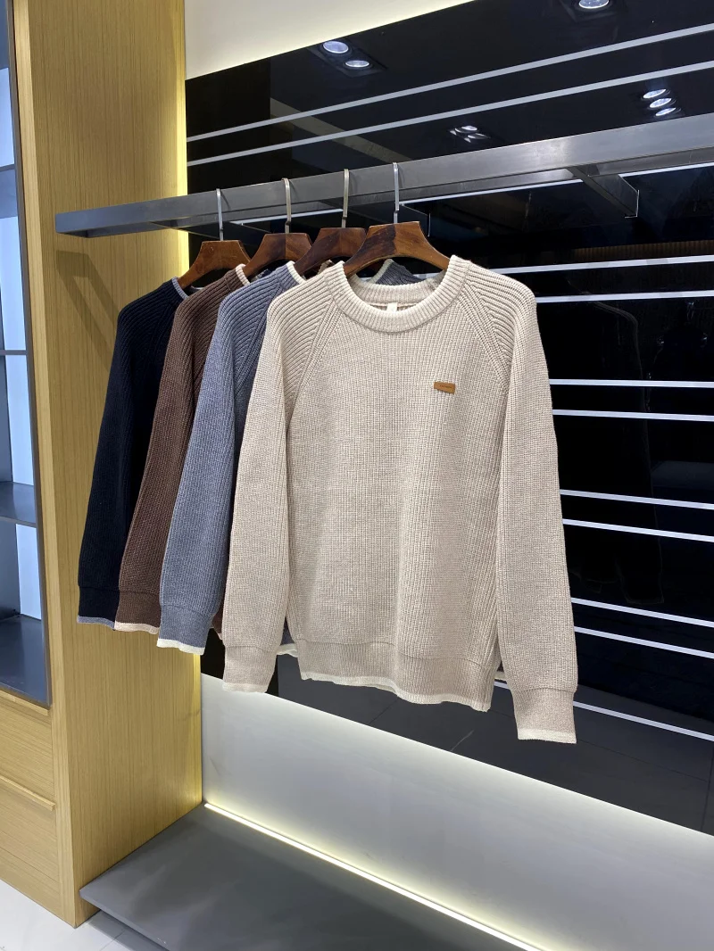 Wygodny, luźny sweter męski z dzianiny, okrągły dekolt, miękki, z mieszanki poliestru, jesienno-zimowy, modny, casualowy.