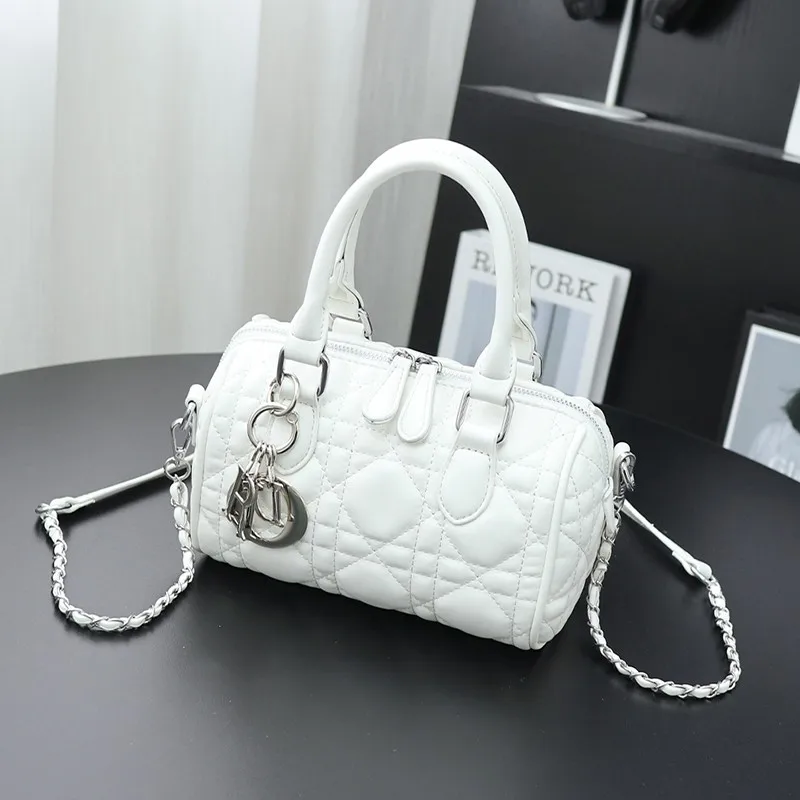 

Refined Designer Tote Handbag For Women - Luxury Solid Color Leather Shopper Inspired By Parisian Runway Trends