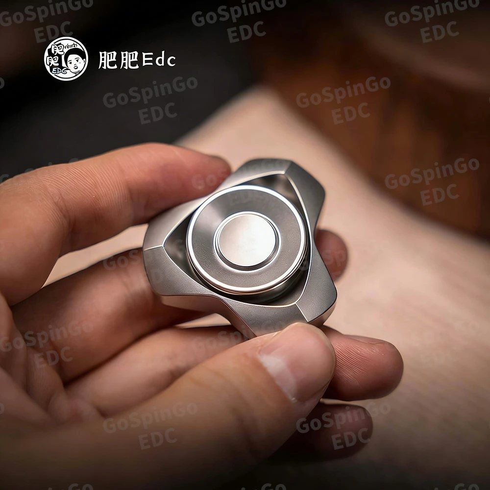 FeiFei EDC Ye Ying Fidget Spinner a Tre Lame, Giocattoli Antistress per Adulti, Gadget in Metallo per Alleviare l'Ansia, Design Originali