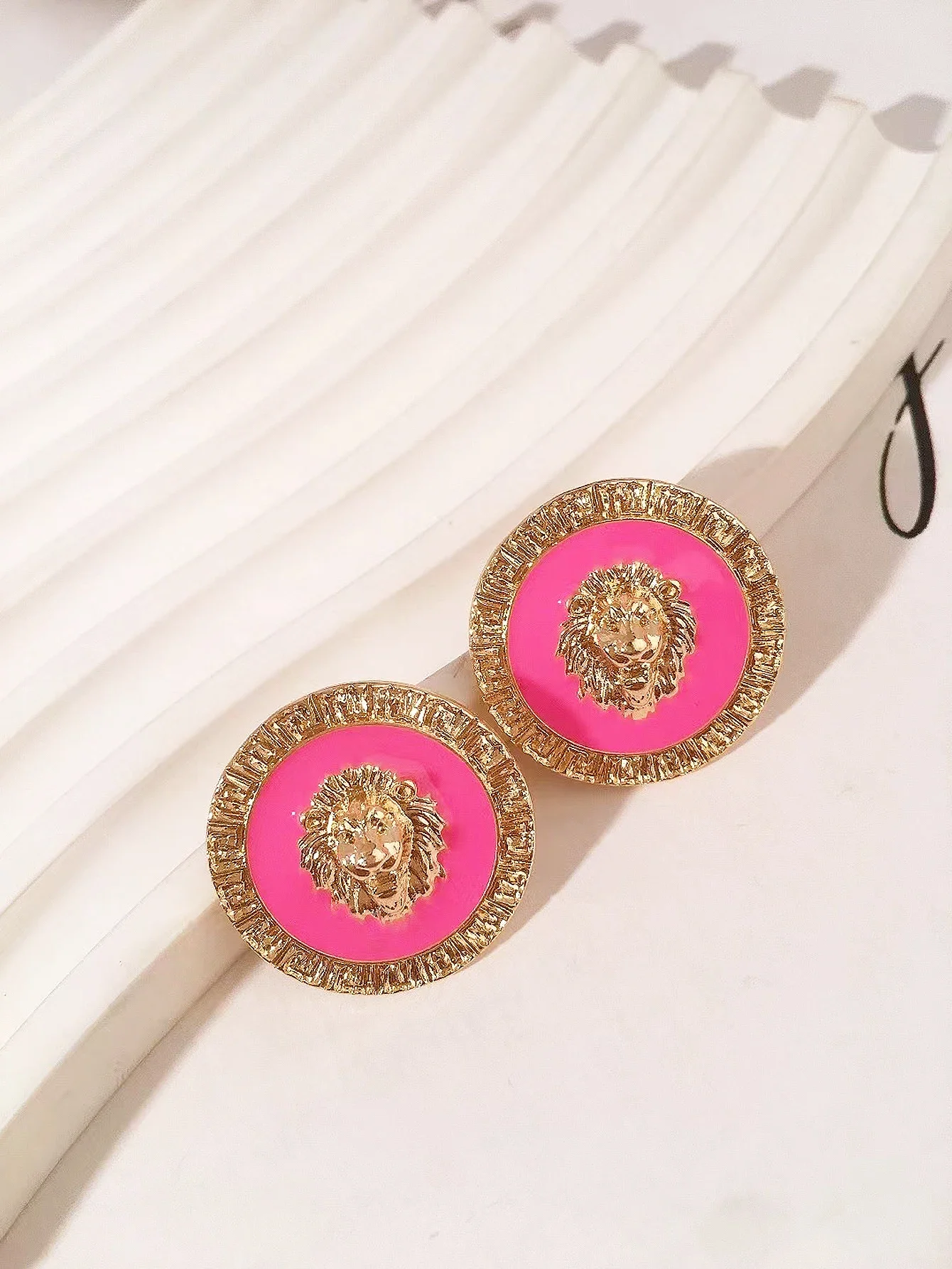 

Vintage Multi-color Lion Head Stud Earring for Women Fashion Jewelry European and American Punk Embossed Female Earring