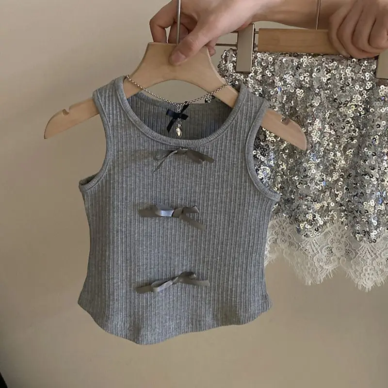 

Футболки, милый костюм для девочек, новый вязаный жилет с бантом, кружевная короткая юбка с пайетками, прилив 2024, простой полосатый круглый воротник