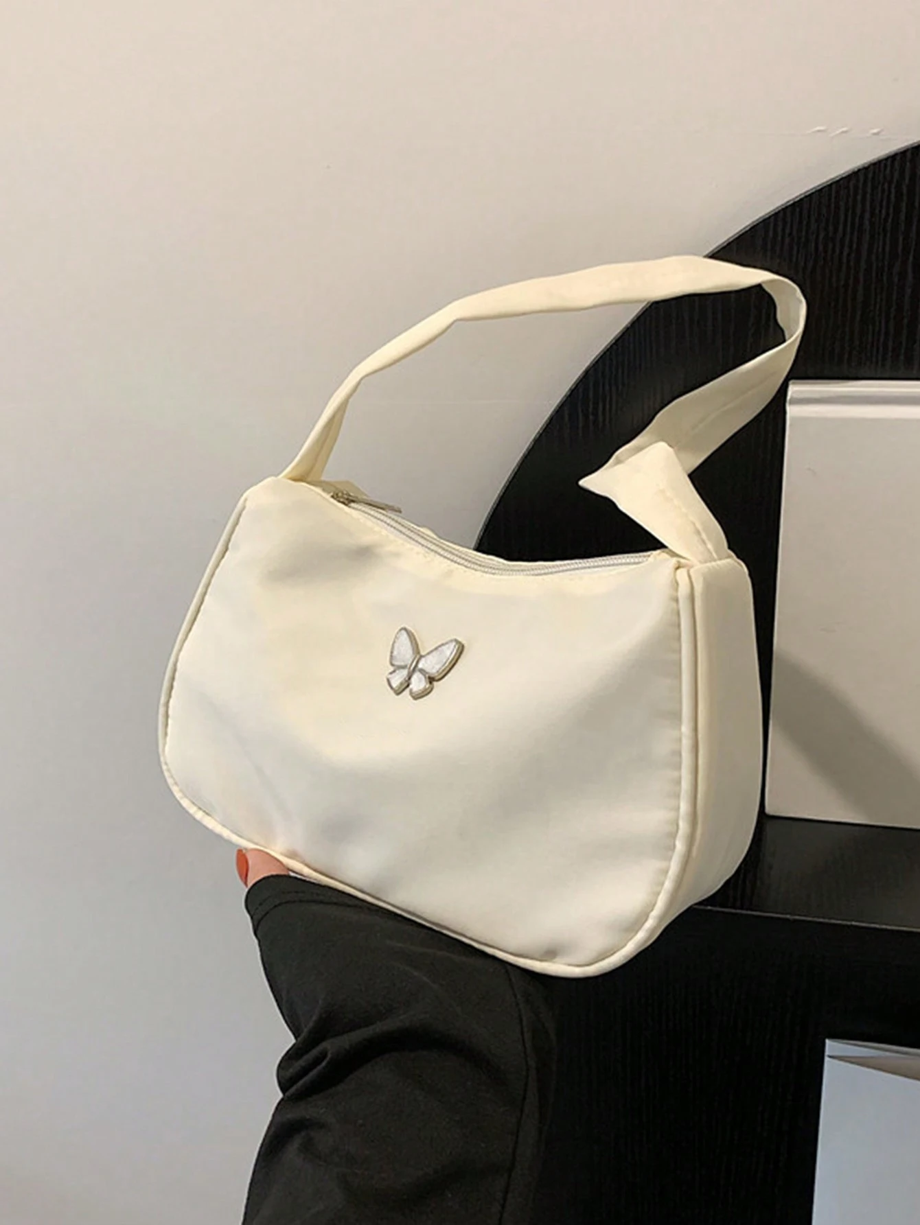 

Simple and stylish solid-color women's underarm bag/shoulder bag/crescent bag, with delicate bowknot accessory.