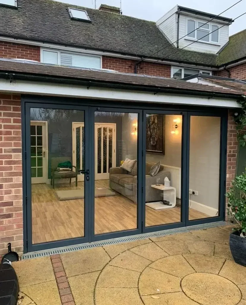 Porte pieghevoli con cornice in alluminio Rivestimento in polvere Porta da patio in vetro temperato Porta a fisarmonica bifold per interni impermeabili