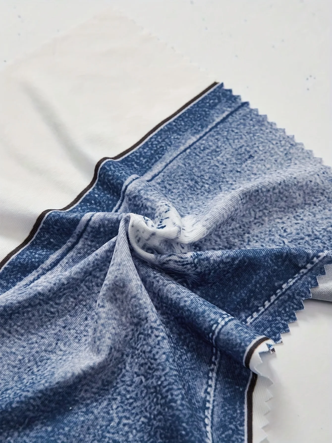 Sommerliches, europäisch-amerikanisches, heiß begehrtes, elegantes, vollflächig bedrucktes Damenkleid im Alltags- und Pendlerstil. – Detail 4