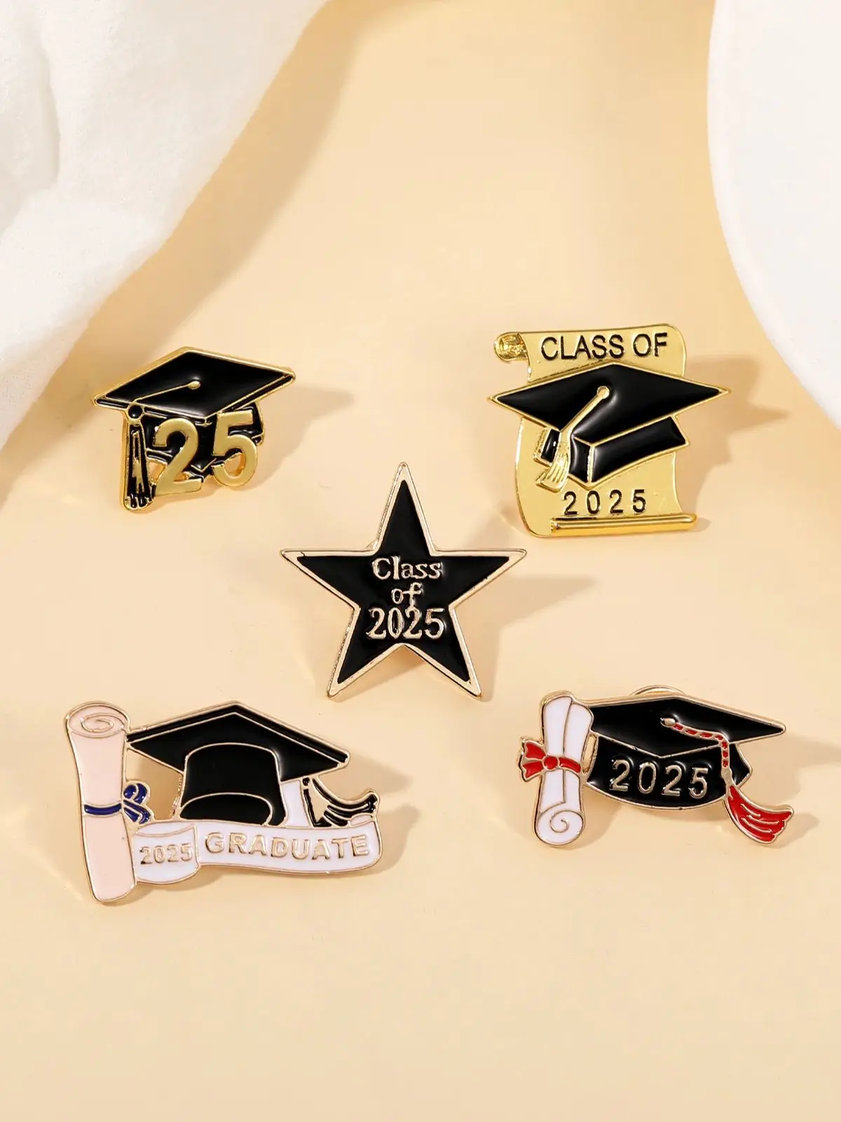 2025 Year Graduation Season Theme Enamel Pins Class Of 2025 Certificate Doctorial Hat Design Simple Brooches For Graduate