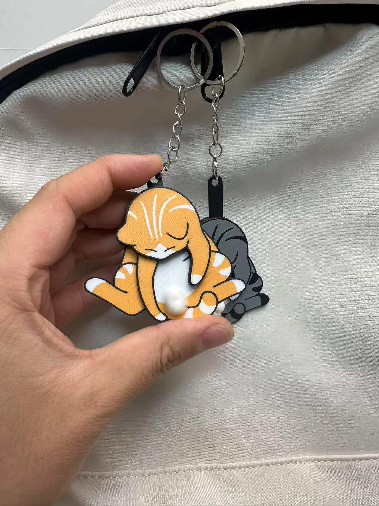 Niedlicher Schlüsselanhänger, kreativer Anhänger mit beweglichen Kugeln, drehbarer Katzen-Anhänger aus Acryl für Taschen, Schlüsselringe, Handtaschen und Autoschlüssel – ein Accessoire für Damen. – Detail 3