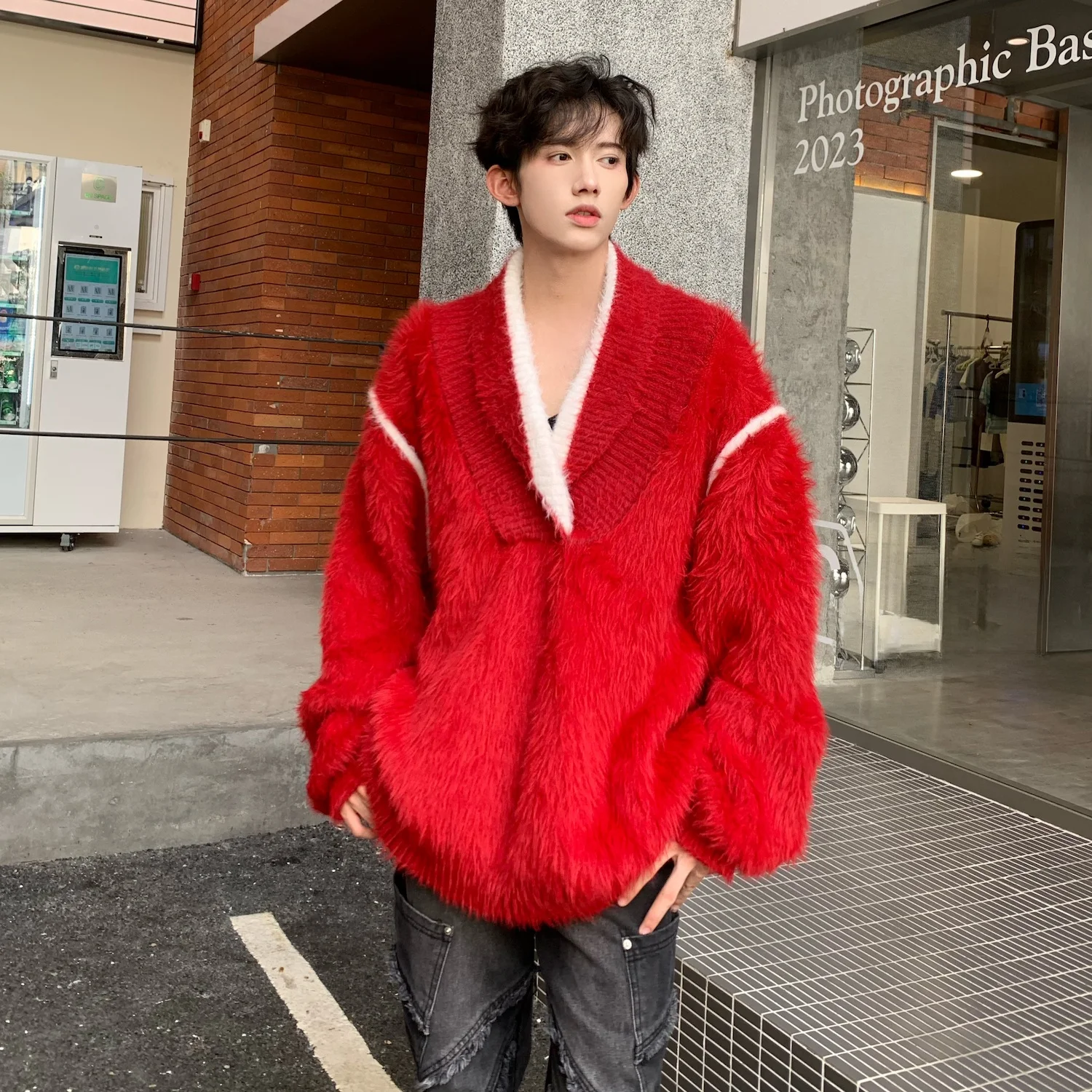 

Новогодний красный мужской вязаный свитер с V-образным вырезом, зимняя высококачественная кашемировая верхняя одежда, повседневный свободный крой, длинный рукав, полиэстер