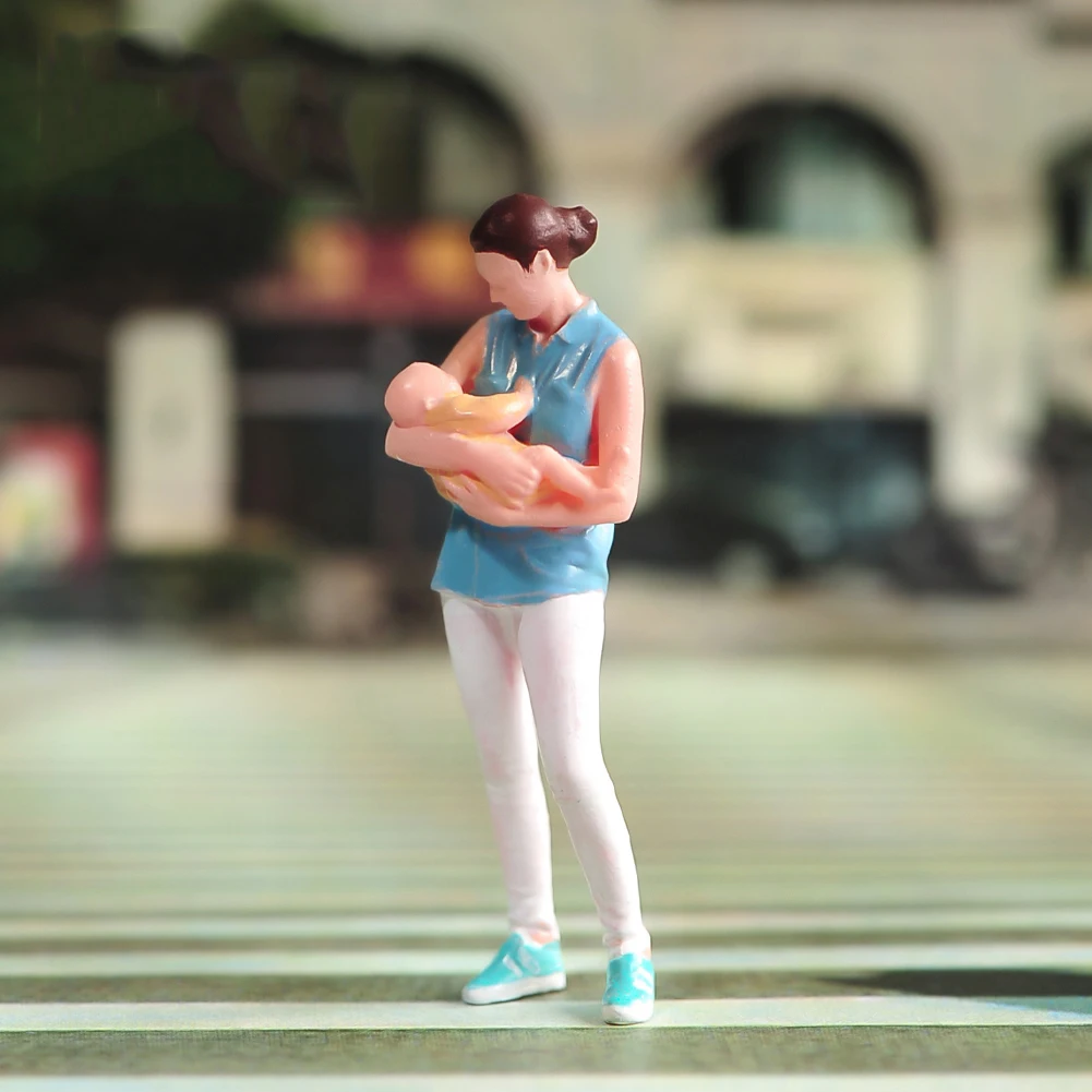 Bemalte Miniaturen Modell 1/43 1/64 1/87 Eine große Mutter hält ihr Kind in ihren Armen Unbemalte Figur Modell Spielzeug Ansicht Dekoration