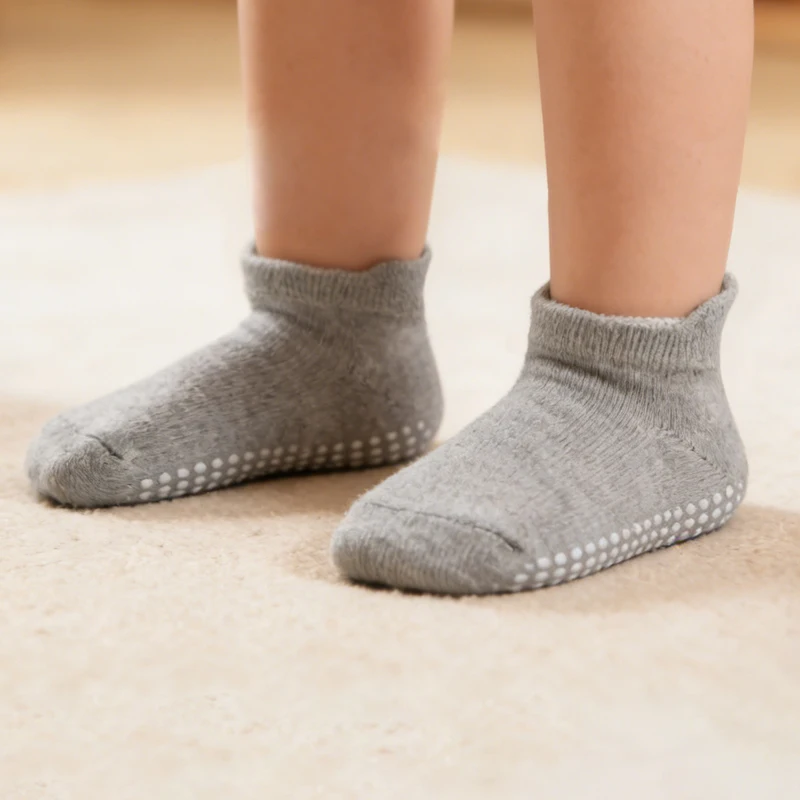 12 Paar Basis-Socken in Schwarz, Weiß und Grau mit Rutschfester Sohle für Kleinkinder, die Laufen Lernen, Rutschfeste Babysocken – Detail 3