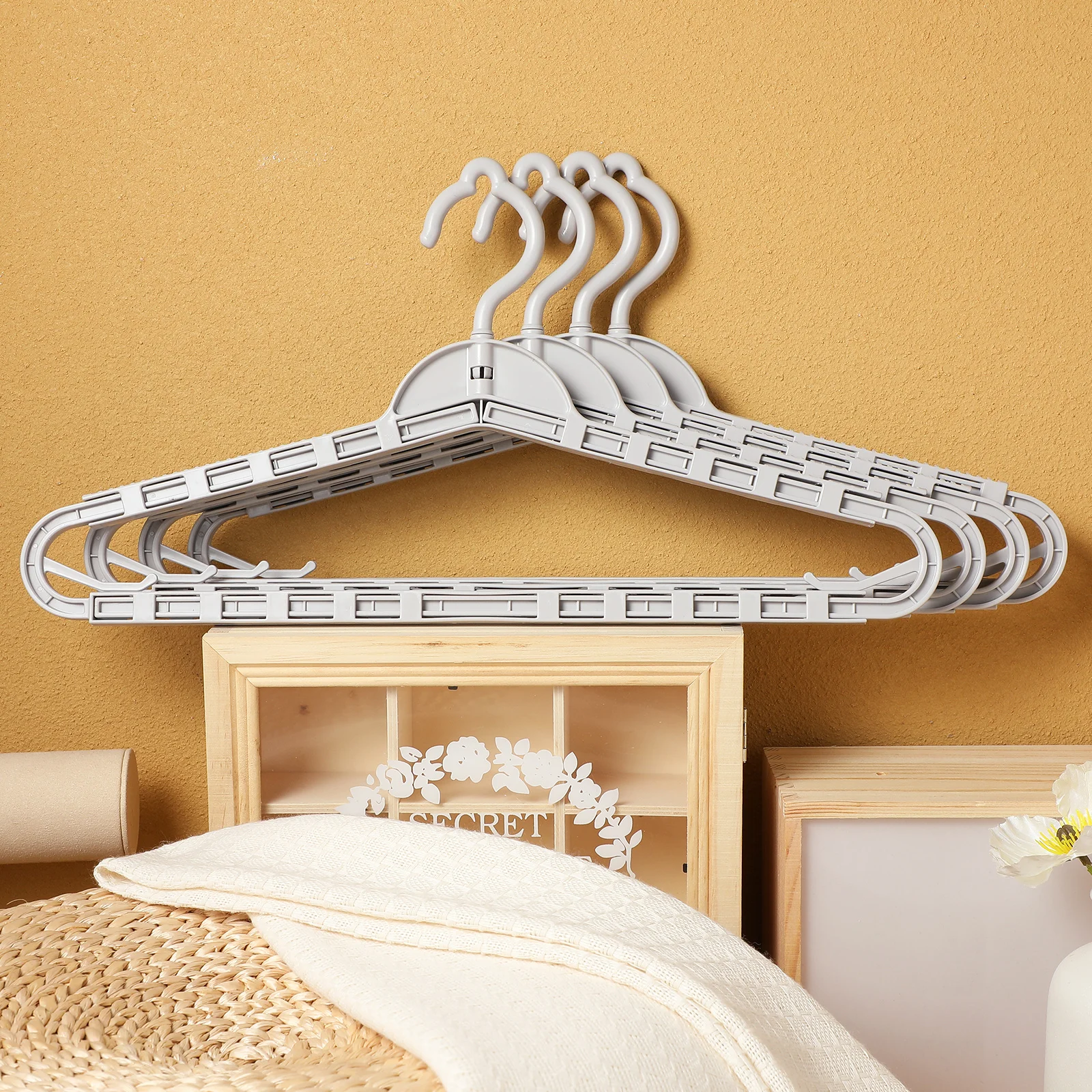 

4Pcs Extra Wide Retractable Foldable Clothes Hangers Expandable Heavy Duty Quilt Coat Suit Hanger Organizer Extra Wide Hangers