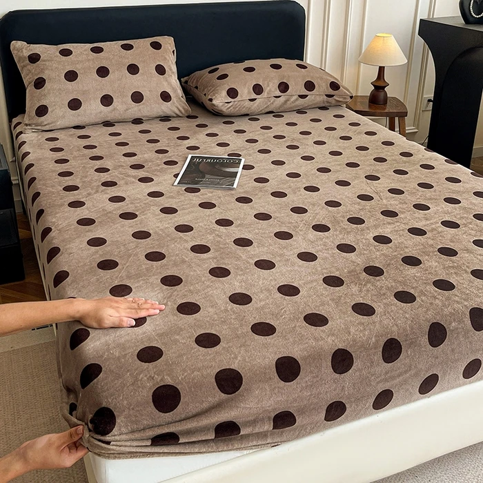 

2025 New Thickened Milk Fleece Printed Single Bed Hat Mattress Cover for Student Dormitories Winter Warm Bedspread