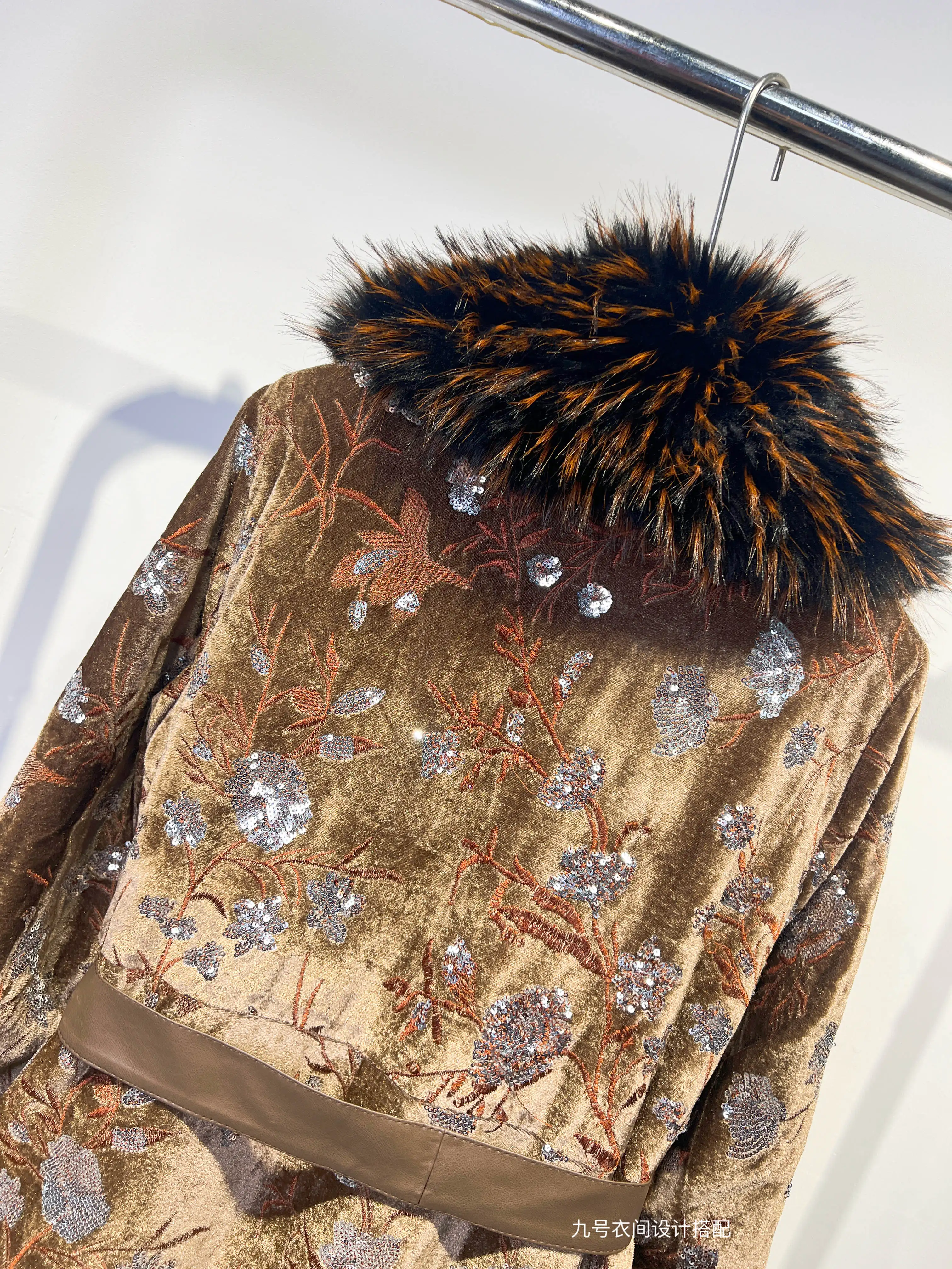 2025 شتاء جديد عصري الفراء مبطن الترتر المطرزة فو الفراء معطف للنساء فضفاض طويل فو الفراء معطف الشتاء معطف المرأة