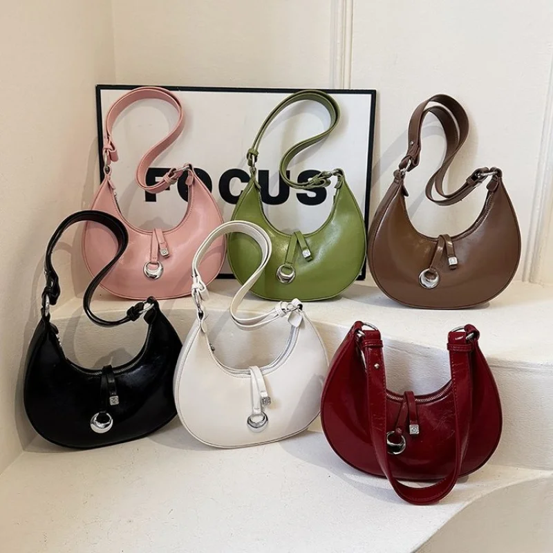 

Высококачественная женская сумка через плечо с модными деталями дизайна и просторным интерьером, подходящая для офисных нарядов ​