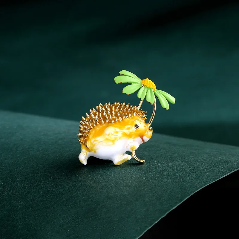 

New personalized chamomile shaped plant brooch creative cartoon hedgehog metal accessory badge wholesale