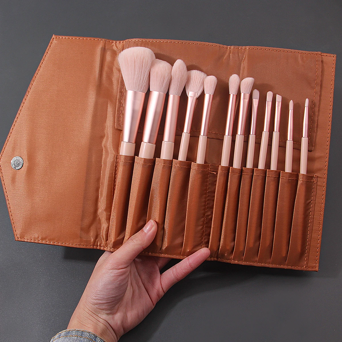 Das 13-teilige Make-up-Pinsel-Set mit hohem Erscheinungsbild ist eine multifunktionale Gesichtsbürste und eine tragbare Retro-Aufbewahrungstasche
