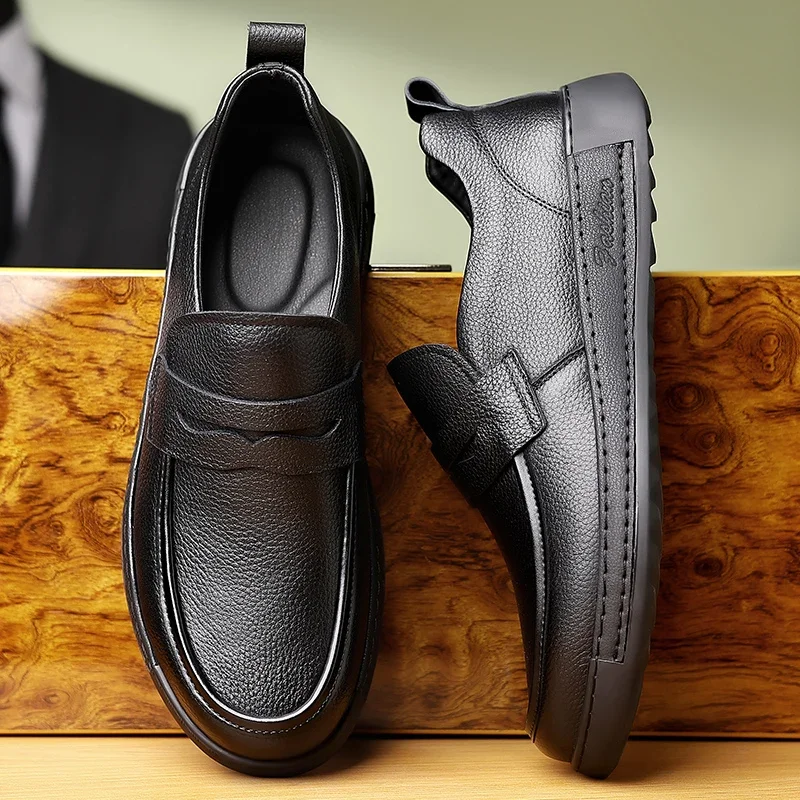 موضة الرجال أحذية من الجلد جلد طبيعي حذاء رجالي أنيق الصيف الانزلاق على الأحذية خفيفة للغاية الذكور القيادة الأحذية الأخفاف