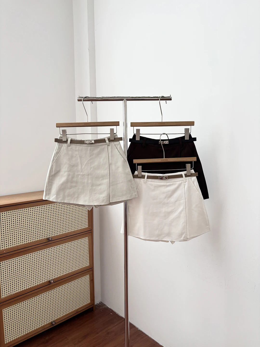 

White High Waist Wide Leg Short Pants Women's Spring Summer Thin Design Sense Fake Two-Piece Skirt Pants Commute Style