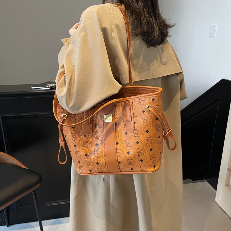 

Unique Casual Messenger Purse Bag For Women Daily Outing With Crossbody Strap And Simple Minimalist Design