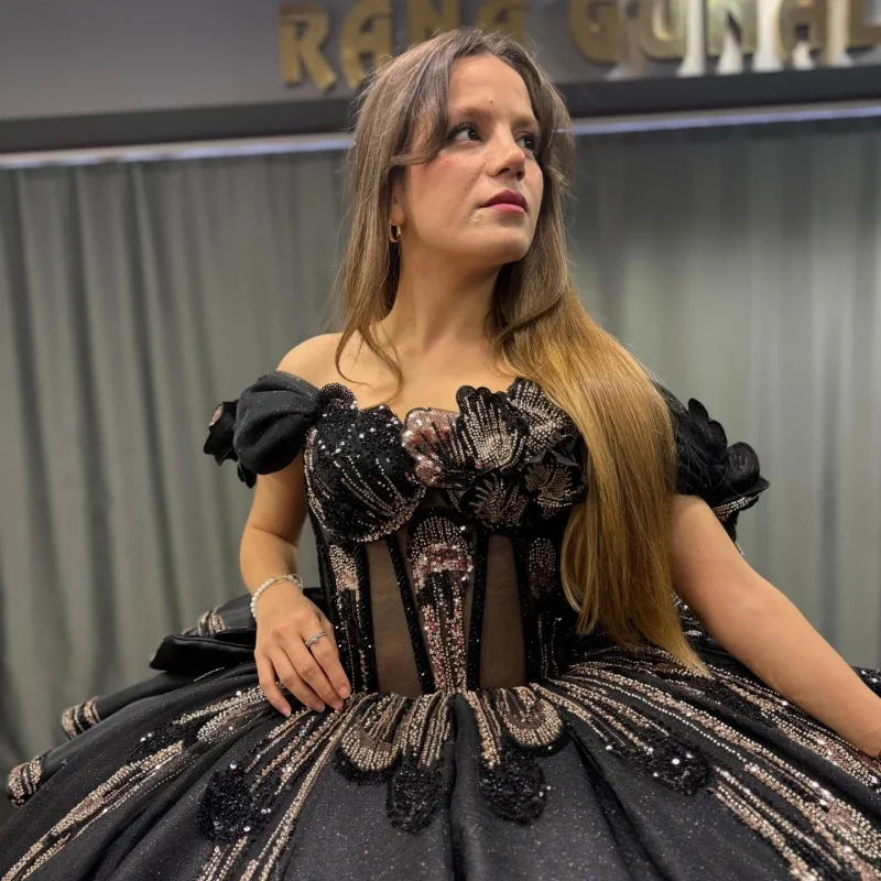 

Блестящие черные платья Quinceanera с открытыми плечами, блестящая цветочная наклейка, кружевное многослойное платье с длинным хвостом и большим бантом, Vestido De 15, Quinceaneras
