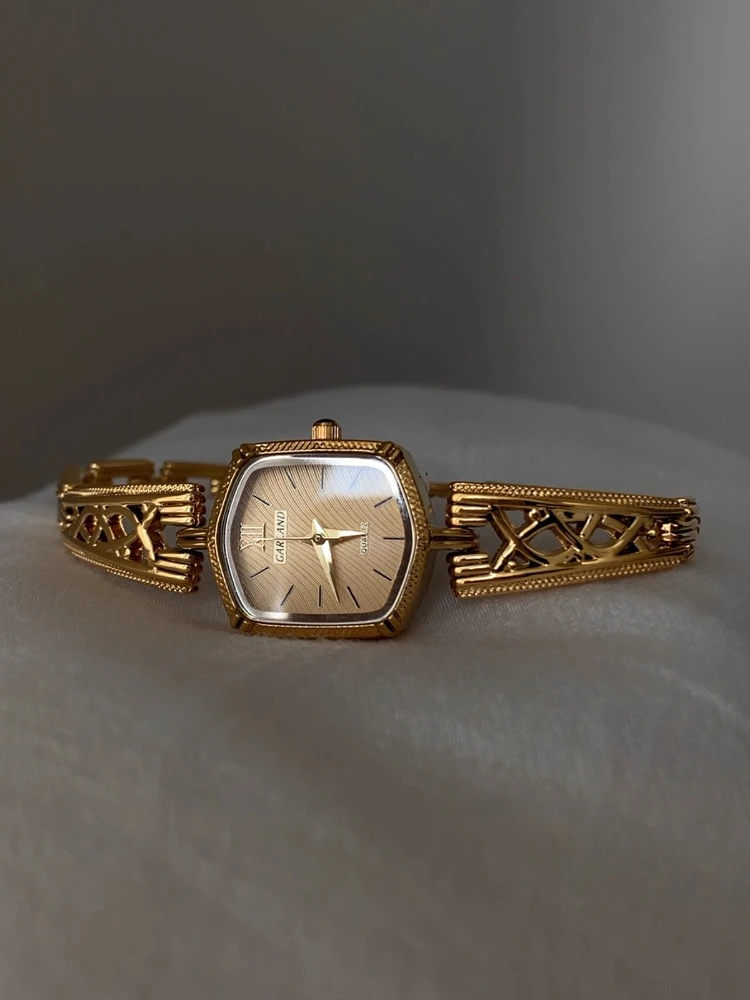 Women Quartz Watch French Court Hollow Niche Design High Sense Exquisite Temperament Fashion Ladies Bracelet Watch Luxury