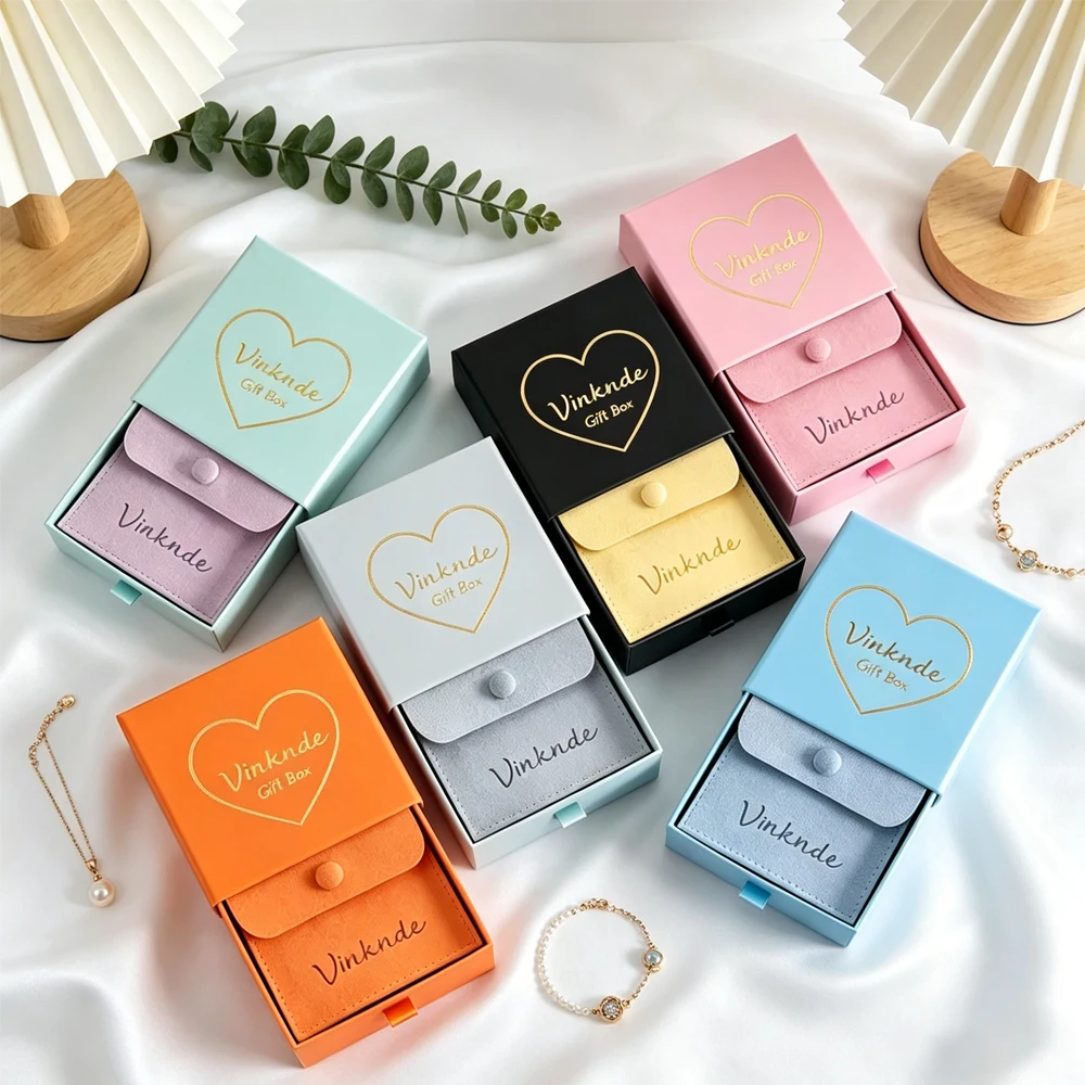 

Custom Logo 50Pcs 9x9x2.5cm Cardboard Jewelry Packaging Box Drawer Sliding Gift Boxes Microfiber Snap Bags for Necklace Ring Oil