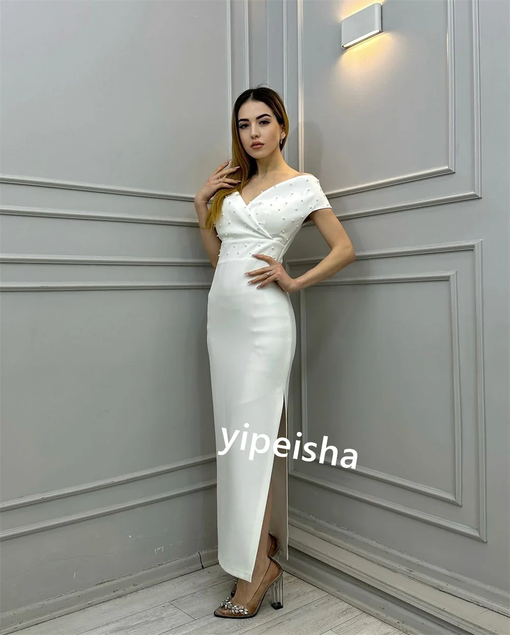 Vestido de noche personalizado con perlas de satén para fiesta de boda, corte en A, hombros descubiertos, vestido para ocasión a medida, vestidos por debajo de la rodilla de Arabia Saudita