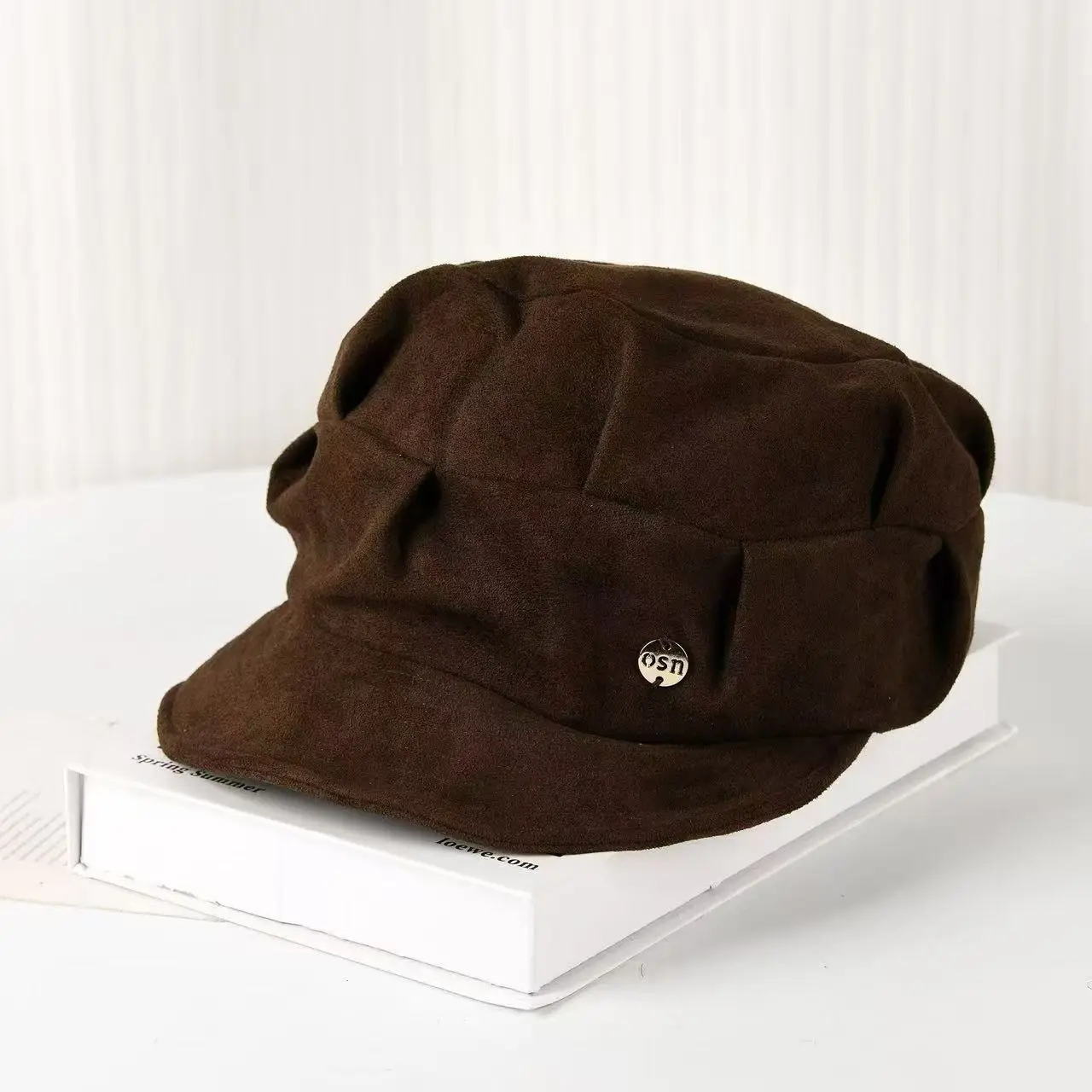 Retro-style solid-color pleated OSN lettering flat-top equestrian hat for autumn and winter cycling and warmth retention