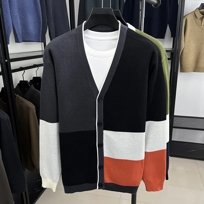 سترة رجالية محبوكة سترة كتلة اللون الخامس الرقبة زر أسفل الخريف الشتاء عارضة أزياء مريحة لينة الدافئة العصرية الرجال