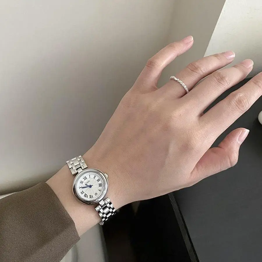 Korean-Style Elegant Women'S WatchRound Small DialSilverSimple And Versatile, With Calendar Function. A Creative Gift For Women.