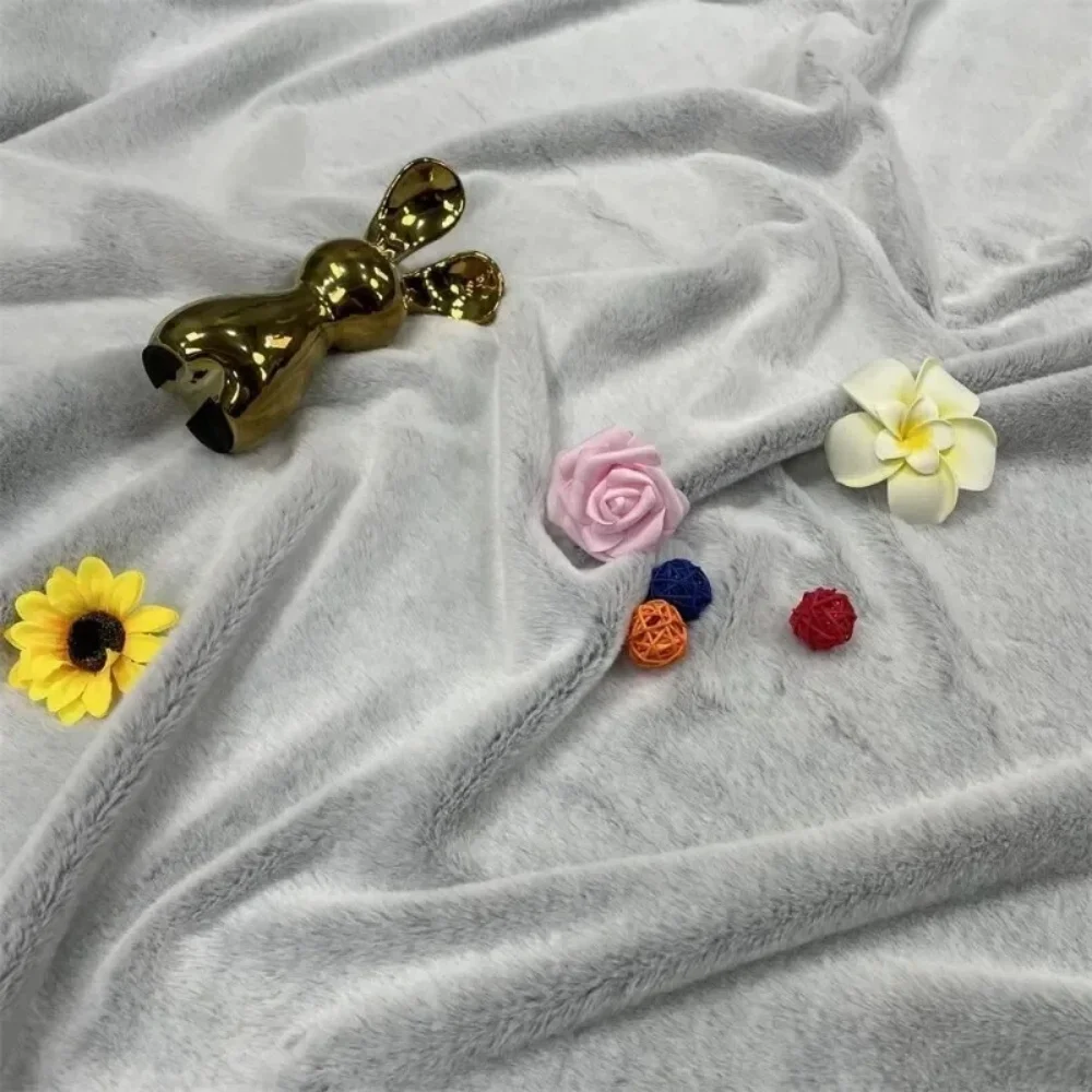 

Искусственный мех из короткого плюша, имитация кроличьего меха, серо-белый, для шарфов, декоративный, для фотосъемки, для шитья одежды, метровый материал