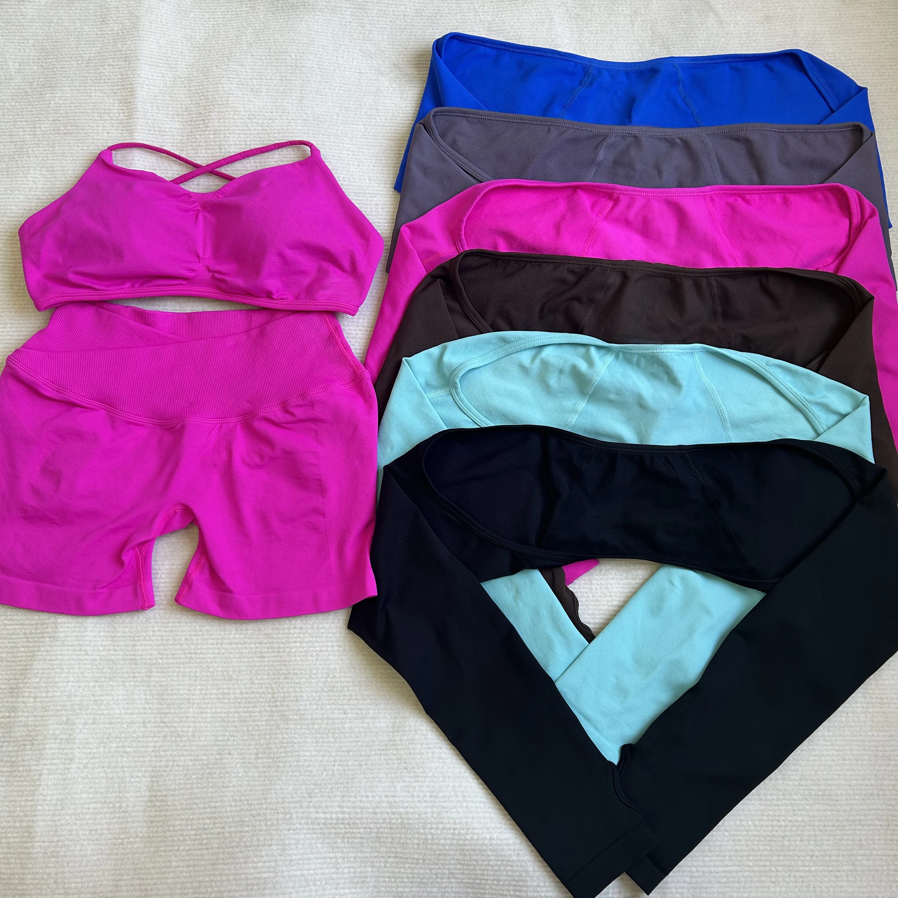 Yoga Tightening 2pc Women‘s Seamless Cross Bra and Scrunch Leggings Set for Yoga Gym Pilates Workout Fitness Training