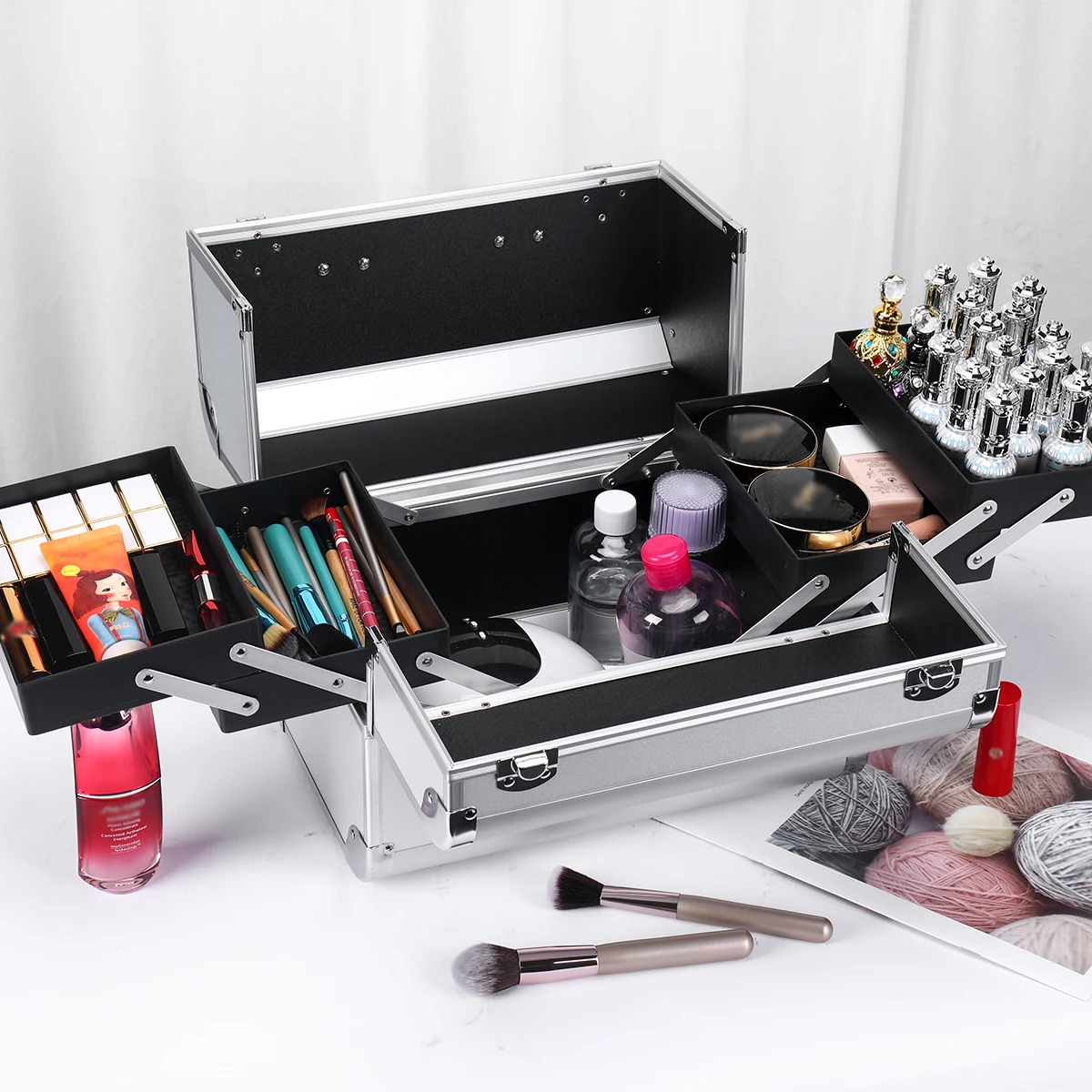 Makeup Train Case Aluminum Alloy Case Pedicure Tool Box with Handle Cosmetic Box Portable Makeup Case Organizer