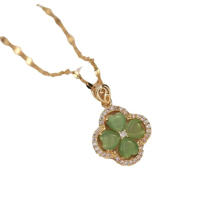 В 2025 году уникальные женские ожерелья и подвески с четырьмя листами клевера - это модные цепочки на ключицу.