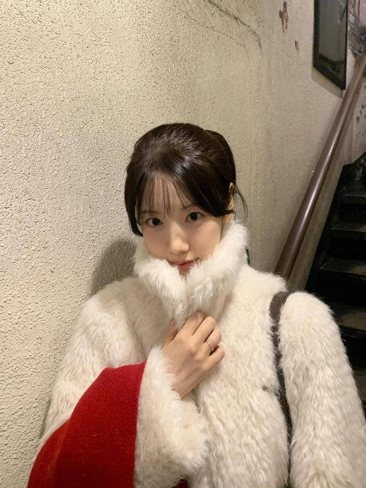 Un cappotto di pelliccia bianca con risvolto in stile coreano delicato e dolce da donna, nuovo stile corto e spesso in pelliccia ecologica 2025