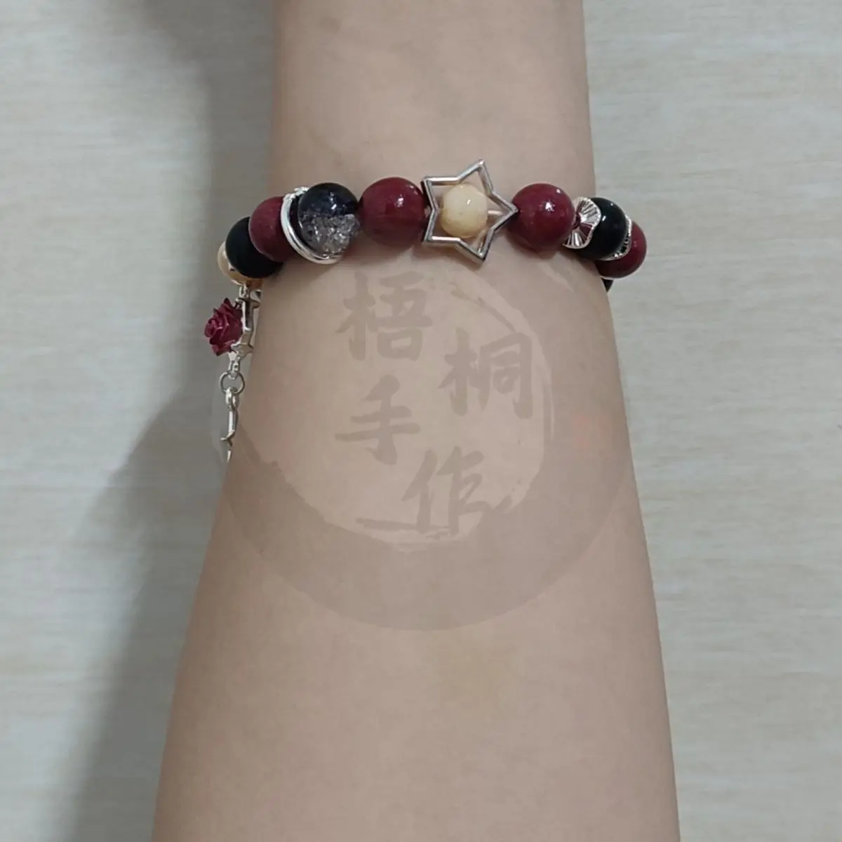 Anime o aberração circo pulseira cosplay figura bonito jóias pulseira disponível para uso diário festa presentes de natal