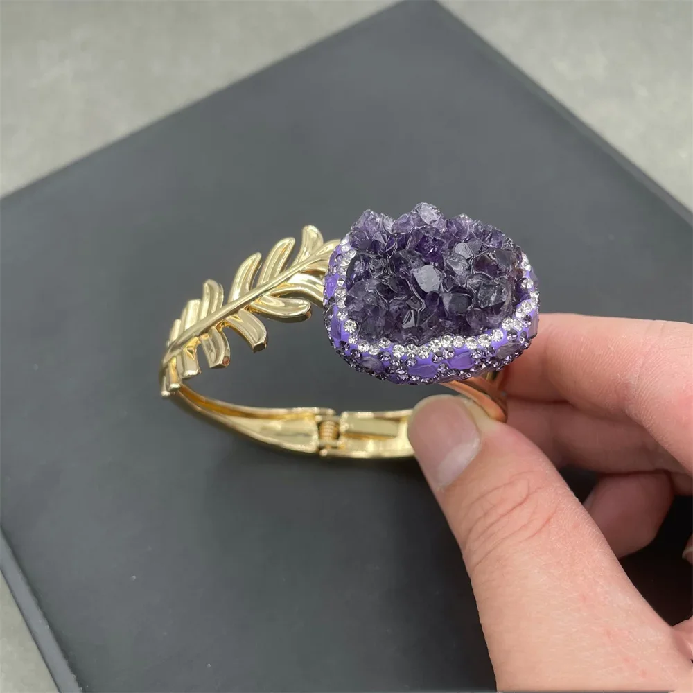 

Нерегулярный браслет с золотыми перьями и необработанным аметистом для женщин, браслеты-манжеты из натурального кварцевого камня, глина со стразами, винтажные вечерние украшения