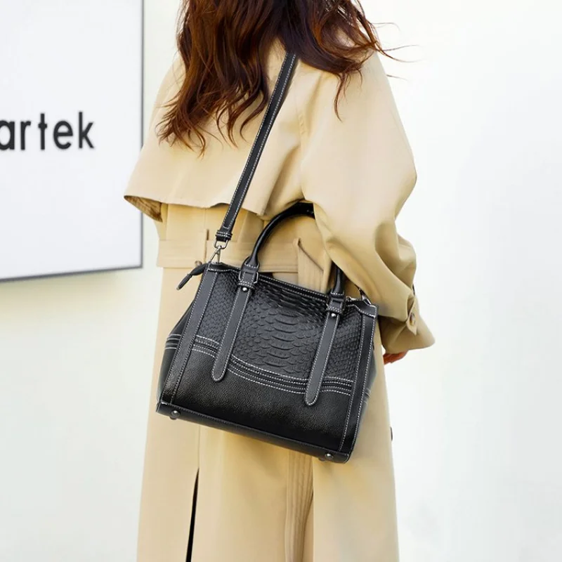 

Elegant Top Handle Tote Bag For Women In Durable Leather With Spacious Compartment For Shopping