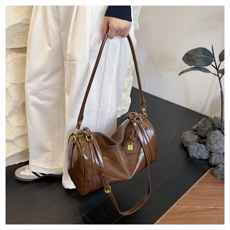 حقيبة كتف جلدية مميزة ذات سعة كبيرة للركاب اليومي للخريف/الشتاء حقيبة كروس عصرية حقيبة يد نسائية ريترو