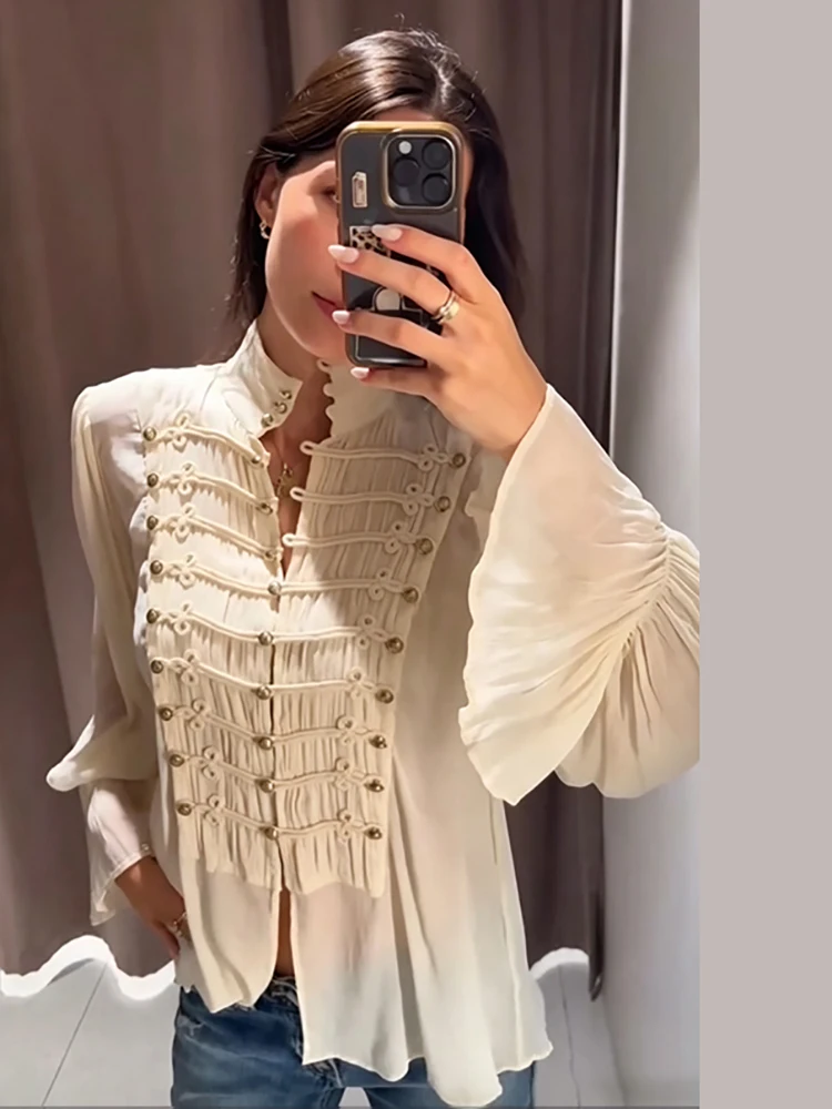 Trendige beige Bluse aus Crinkle-Stoff für Damen, locker geschnitten, mit Stehkragen, doppelten Metallknöpfen, Laternenärmeln, geeignet für Herbst, Dating und Pendeln. – Detail 15