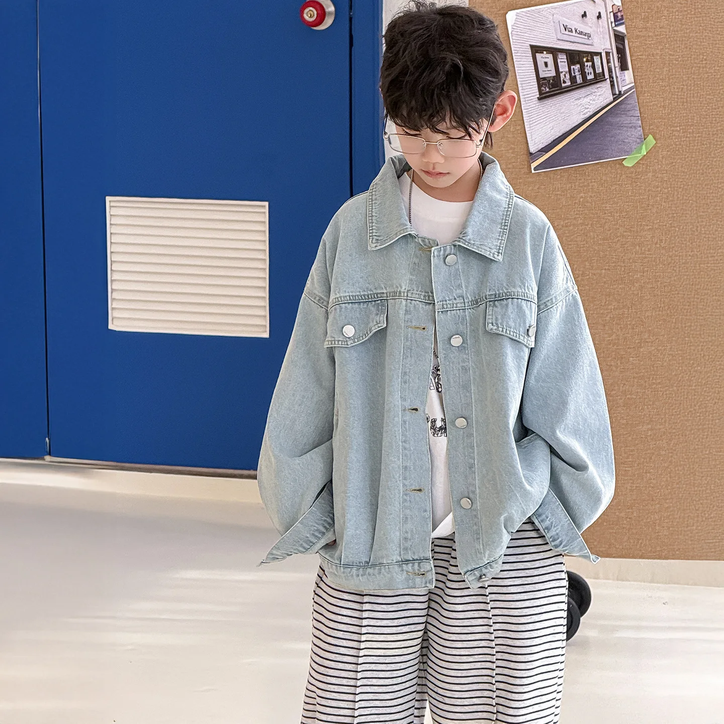 

Весенняя новинка: модная универсальная джинсовая рубашка для мальчиков 2026 года, детская одежда в корейском стиле, простой топ, свободная повседневная джинсовая куртка для мальчиков