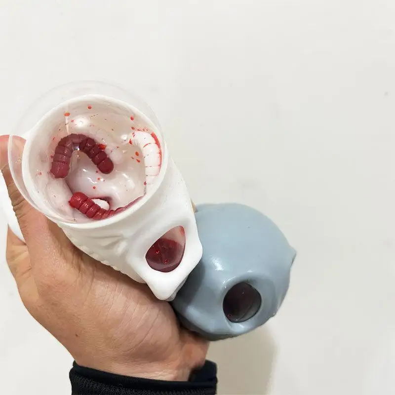 Schrecken Sie, während Sie mit Halloween-Schädel-Streichspielzeug zusammendrücken; Blut- und Maden gefüllte Stressbälle, Packung mit 1/2.
