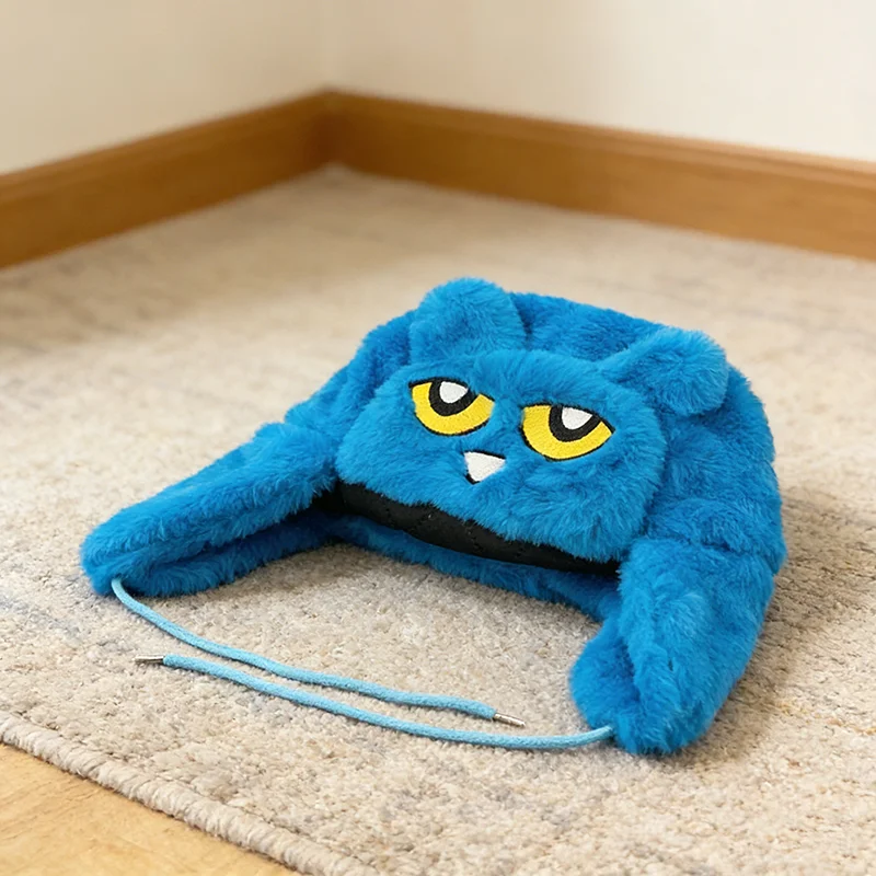 Einzigartiger Blue Bear Ear Lei Feng Hut mit großem Augen-Design, bestickter Cartoon-warmer Korallensamt-Gehörschutz für Herbst und Winter